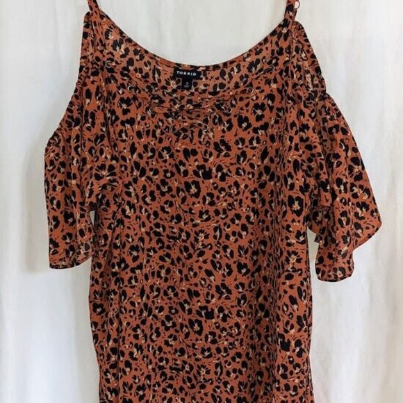 Torrid 3X Lace-Up Cold Shoulder Blouse - Georgette Leopard Print - Picture 2 of 3